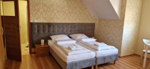 Un dormitorio con una cama con almohadas blancas. en Willa Samana Pokoje, en Dziwnówek