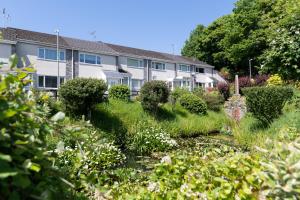 ein Haus mit einem Garten davor in der Unterkunft Merlins Gardens in Tenby