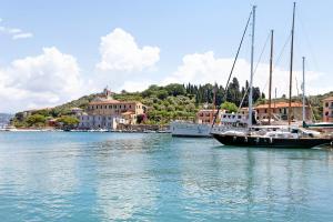 twee boten zijn aangemeerd in een lichaam van water bij Marta in Portovenere