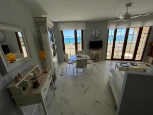 a living room with a couch and a table at Playa Romana Altamar in Alcossebre