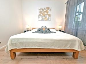 Un pat sau paturi într-o cameră la HappySide - iNDUSTRiAL DESiGN - KÜCHE - CiTY NAH -