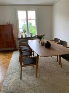 a dining room with a wooden table and chairs at charmigt radhus i centrala Göteborg in Gothenburg