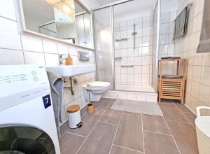 a bathroom with a sink and a toilet and a shower at HappySide o Nord-West o Parkplatz o Auensee o WLAN in Leipzig