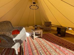 力賓的住宿－Grange de Lesse，带帐篷、椅子和桌子的客房