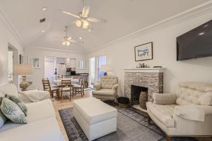 uma sala de estar com mobiliário branco e uma lareira em Nini's Cottage 4bd 3ba Vacation Rental em West Palm Beach
