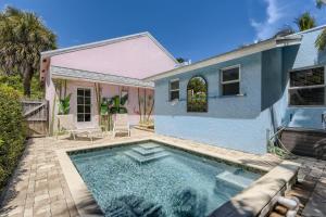 uma piscina em frente a uma casa em Nini's Cottage 4bd 3ba Vacation Rental em West Palm Beach