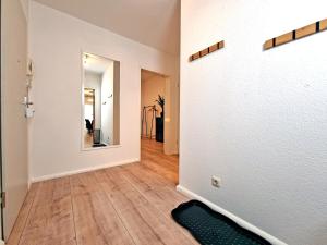 Habitación vacía con paredes blancas y suelo de madera. en HappySide - iNDUSTRiAL DESiGN - KÜCHE - CiTY NAH -, en Leipzig