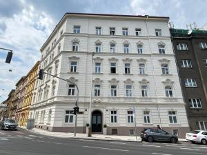 duży biały budynek na rogu ulicy w obiekcie Figaro Suites w Pradze