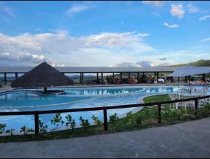 una piscina con vista sull'oceano sullo sfondo di Flat Fazenda Monte Castelo Gravatá a Gravatá