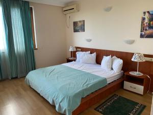 バルガルヴォにあるGuest House Golden Flake 4km from Bolata beachのベッドルーム1室(大型ベッド1台、青い毛布付)