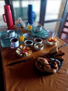 una mesa con desayuno en una mesa de madera en Hospedaje El Rincon en San Antonio de Areco