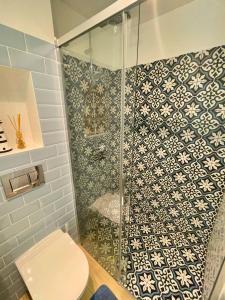 Ένα μπάνιο στο Dwupoziomowy Apartament Lighthouse Jastrzębia Góra