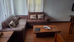 uma sala de estar com um sofá e uma mesa de centro em La Casita de Naomi em Tamarindo