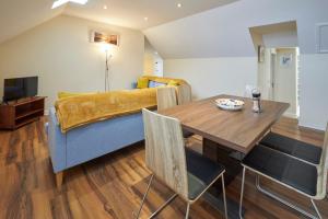 een woonkamer met een eettafel en een bank bij Host & Stay - Scotsgate House in Berwick-Upon-Tweed