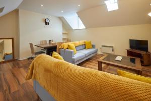 een woonkamer met een bank en een tafel bij Host & Stay - Scotsgate House in Berwick-Upon-Tweed