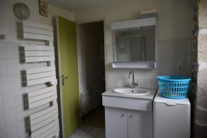 uma pequena casa de banho com um lavatório e um espelho em Le hameau de Donnedevie em Marcillac-la-Croisille