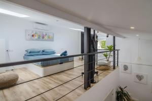 1 dormitorio con 1 cama en una habitación en Luxury apartament Lloret, en Lloret de Mar