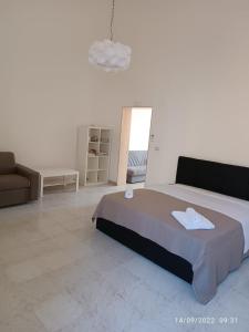 - une chambre avec un grand lit et un salon dans l'établissement Di Fronzo Guest House T, à Triggiano