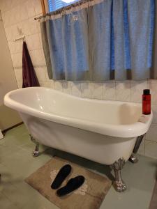 a white bath tub in a bathroom with a window at Ilmastoitu huvila ja rantasauna in Keuruu +29 photos