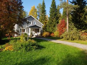 a home in the fall with a driveway at Ilmastoitu huvila ja rantasauna in Keuruu