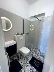 ein Bad mit einem WC und einer Glasdusche in der Unterkunft Luxury apartment Lukas in Orebić