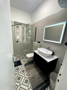 ein Bad mit einem Waschbecken und einem WC in der Unterkunft Luxury apartment Lukas in Orebić