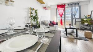 - une salle à manger avec une table et des verres à vin dans l'établissement HOMEY Boheme - Proche gare/Proche centre/wifi, à Annemasse