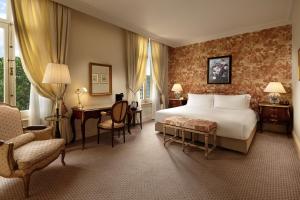 een hotelkamer met een bed en een bureau bij InterContinental Amstel Amsterdam, an IHG Hotel in Amsterdam