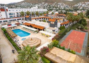 The swimming pool at or close to Tiana Beach Resort