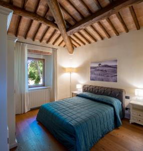 Lupompesi的住宿－Casanova di Campriano，一间卧室设有一张大床和一个窗户。