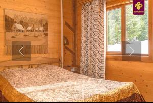 een slaapkamer met een bed in een houten kamer bij Райський куточок in Verkhovyna