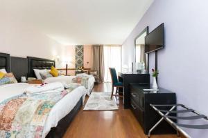 TV a/nebo společenská místnost v ubytování Royal Mirage Fes Hotel