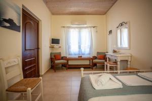 1 dormitorio con 1 cama y sala de estar en Amphithea Fragokastelo-Skaloti en Skalotí