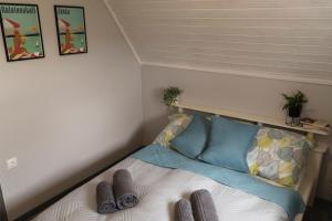 - une chambre avec un lit et 2 paires de chaussons dans l'établissement Panoráma Borbirtok, à Mencshely