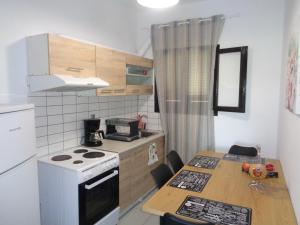eine kleine Küche mit einem Tisch und einem Herd in der Unterkunft La casa di mezzo in Roda