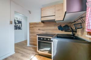 a kitchen with a stove and a sink at GuestHost - Marilyn Apartment tra centro e mare in Pesaro