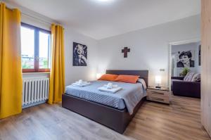 a bedroom with a bed and a window and a couch at GuestHost - Marilyn Apartment tra centro e mare in Pesaro