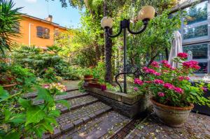 a garden with flowers and a street light at GuestHost - Marilyn Apartment tra centro e mare in Pesaro