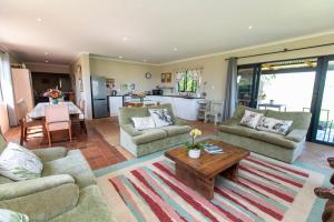 海姆維爾的住宿－Ripon Country Cottage，带沙发和桌子的客厅以及厨房。