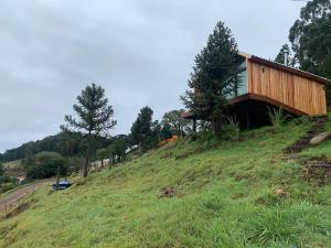 una casa al lado de una colina en Refúgio de Altitude - Centro en Urupema