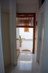 un corridoio con porta che conduce a un patio di Adriatic Suite - Casa vacanze a SantʼAndrea