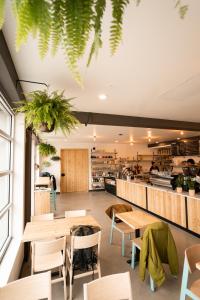 un restaurant avec des tables et des chaises en bois et un comptoir dans l'établissement The Wren, à Missoula