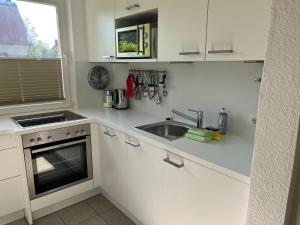 Küche/Küchenzeile in der Unterkunft Meike 2 - Ebenerdige Wohnung mit Terrasse und kleinem Garten
