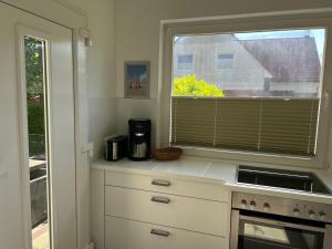 Küche/Küchenzeile in der Unterkunft Meike 2 - Ebenerdige Wohnung mit Terrasse und kleinem Garten
