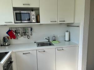 Küche/Küchenzeile in der Unterkunft Meike 2 - Ebenerdige Wohnung mit Terrasse und kleinem Garten