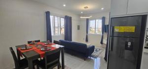 eine kleine Küche mit einem Tisch und einem Kühlschrank in der Unterkunft 03Villa in Christchurch