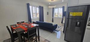 eine Küche und ein Esszimmer mit Tisch und Kühlschrank in der Unterkunft 03Villa in Christchurch