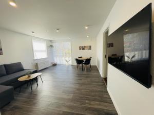 TV a/nebo společenská místnost v ubytování aday - Elegant Apartment with Terrace