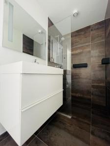 Koupelna v ubytování aday - Elegant Apartment with Terrace + 29 fotografií
