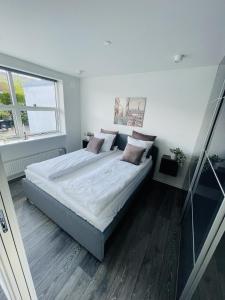 aday - Elegant Apartment with Terrace tesisinde bir odada yatak veya yataklar